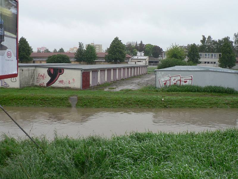 Pondělní ráno na Českobudějovicku. Dobrovodská stoka u Nádražní ulice.