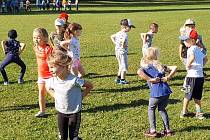 Pro děti z českobudějovických škol se sportovní akce pořádají často. Na snímku žáčci mateřských škol cvičí v roce 2021 na stadionu Jihočeské univerzity.