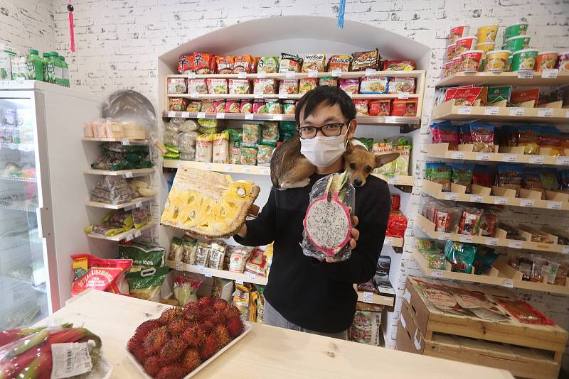 Specializovaná asijská prodejna v Kněžské ulici v Českých Budějovicích je otevřena od úterý a má 580 druhů nejrůznějších asijských specialit, na snímcích vedoucí Šon Chung.