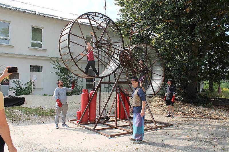 Maker Faire neboli přehlídka různých vynálezů přitáhla v sobotu od deseti hodin do českobudějovické "Žižkárny" davy návštěvníků.