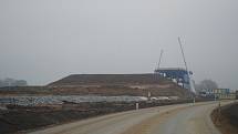 Výstavba D3. U Vidova se staví 792 m dlouhý most, který převede dálnici přes silnici mezi Roudným a Vidovem a přes řeku Malši. Bude to estakáda o 19 polích.