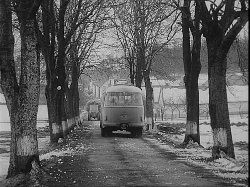 Autobus veze Matyldu do města po silničce mezi obcemi Chrástov a Čejkov na Pelhřimovsku.