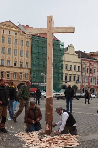 Velikonoční hrkání a stavění křížů na náměstí Přemysla Otakara II.