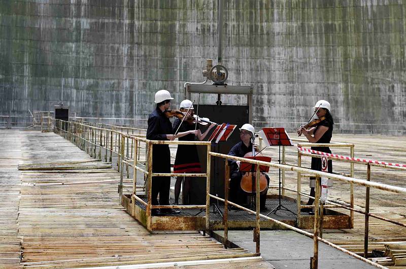 Kvarteto Jihočeské filharmonie zahrálo 20. června v chladicí věži Jaderné elektrárny Temelín. Zazněly skladby Mozarta, Debussyho a Dvořáka.