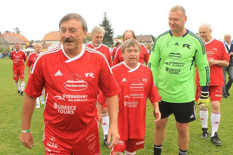 Domácí výběr, složený ze "starých pánů", kteří ale v Kamenném Újezdě něco v kopačkách znamenali, se postavil v nedělním dopoledni slavné Amfoře v čele s internacinály, herci, zpěváky a lidmi ze šoubyznysu. 