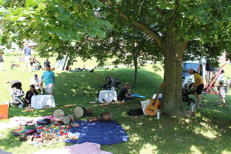 Kejklíři a žongleři bavili na nábřeží v Týně nad Vltavou.