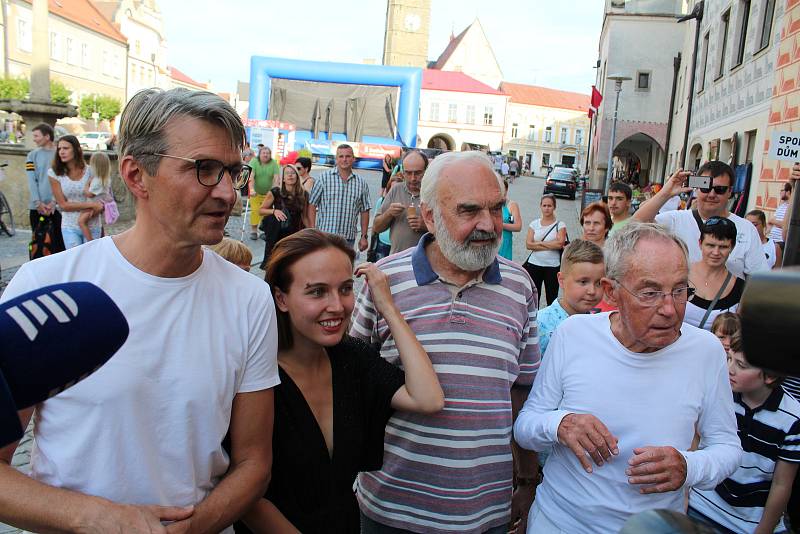 Ve středu odstartoval film Po strništi bos z dílny otce a syna Svěrákových čtvrtý ročník festivalu Slavonice Fest.