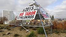 Cyklokrosaři mají v Táboře svoji pyramidu, kdo ji obkrouží, nabije ho energií. Nevěříte? Podívejte se na video