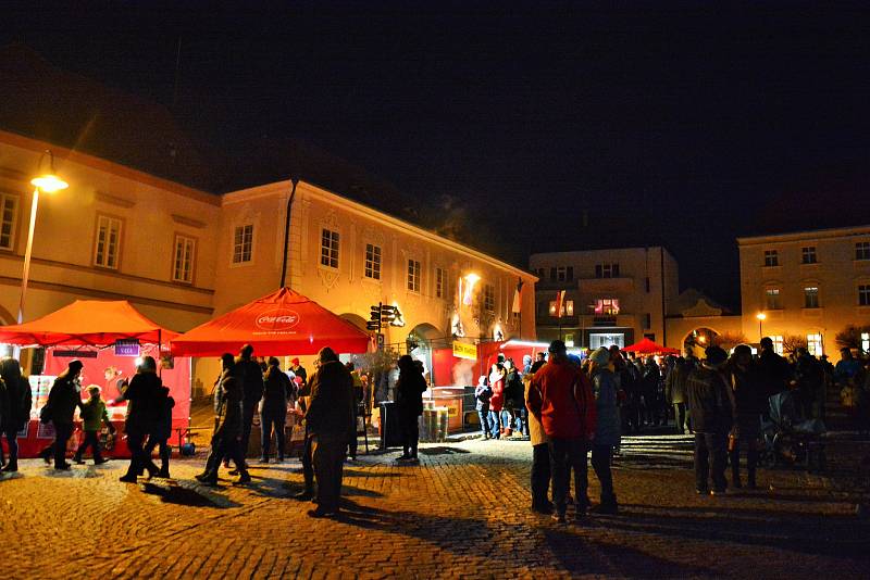 Advent v Týně nad Vltavou zahájili v neděli tradičně zvonkovým průvodem. Jeho účastníci pak rozsvítili na náměstí Míru vánoční strom.