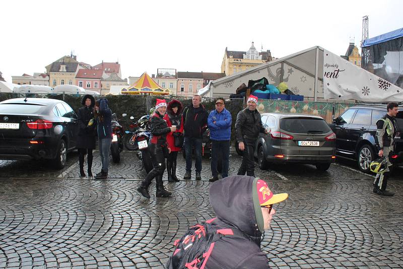 Sraz motorkářů na budějovickém náměstí Přemysla Otakara II. na Štědrý den v poledne.