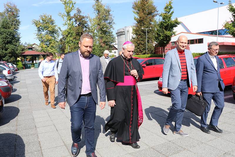 Svěcení papežského ležáku v českobudějovickém Budvaru se tradičně ujal biskup Vlastimil Kročil.