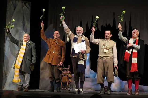 Herci Divadla Járy Cimrmana během představení Dobytí severního pólu.