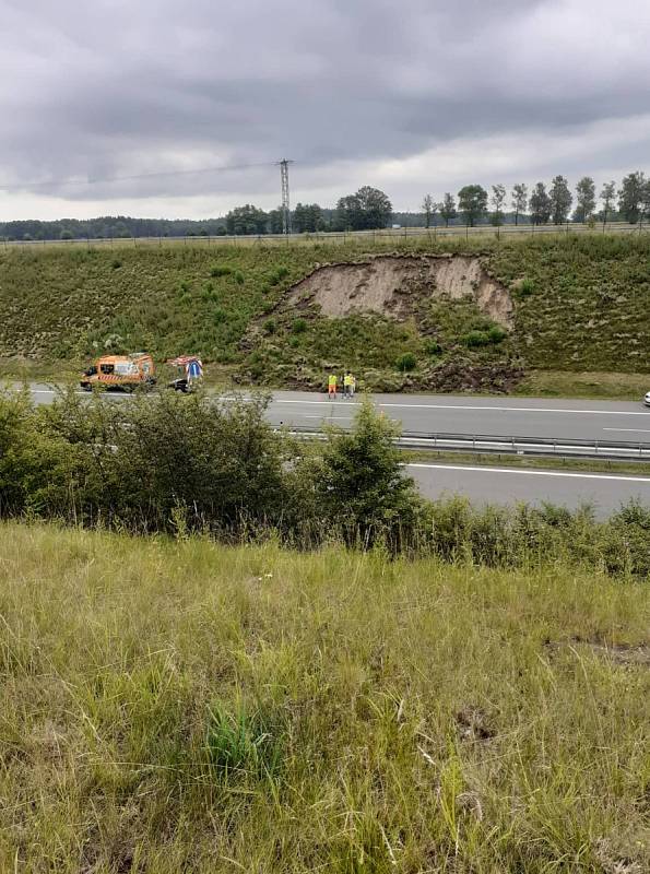 Na dálnici D3 z Budějovic na Mezno hrozí aquaplaning kvůli sesuvu svahu.