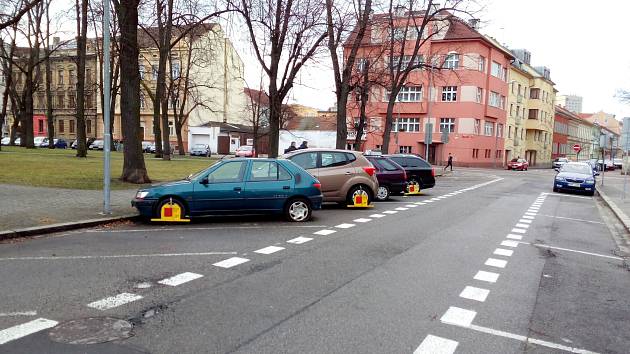 Městská policie už v Českých Budějovicích zahájila kontroly v nových parkovacích zónách. Na snímku vozidla bez zaplaceného stání na Palackého náměstí. Ilustrační foto.