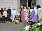 Fotografie ze zkoušky představení živého betlému zachycuje členy spolku Děti Dobré Vody.