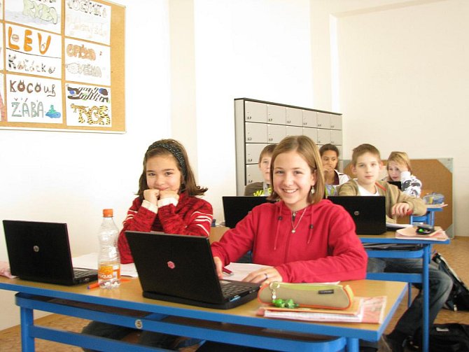  Žáci jedné ze šestých tříd rožnovské základní školy používají při vyučování místo klasických učebnic speciální netbooky. Píší na nich například i testy, jejichž výsledky se dozvědí vzápětí. Na snímku žákyně Kristýna Musilová (vlevo) a Barbora Hájková