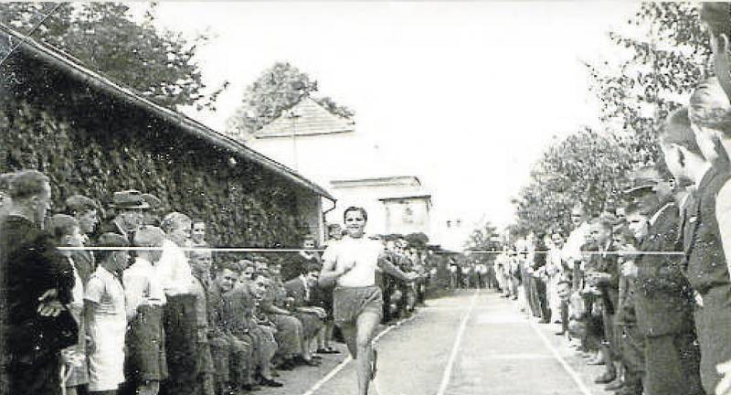 Cílová rovinka běhu před budovou sokolovny. I. propagační závody konané 15. – 29. srpna 1937, SK Olympie Týn nad Vltavou ve spolupráci s TJ Sokol v Týně nad Vltavou.