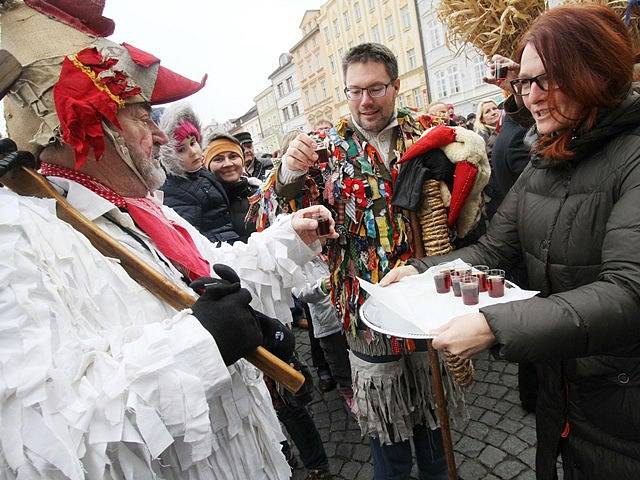 Také České Budějovice si užily masopustní veselí. V průvodu tu tradičně nechybí mládenecká, slaměná a mečová koleda.