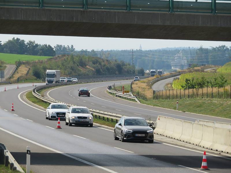 Opravy a udržovací práce na jihočeské dálnici D3 znamenají pro řidiče v některých úsecích sníženou rychlost a provoz svedený do jednoho silničního pruhu.