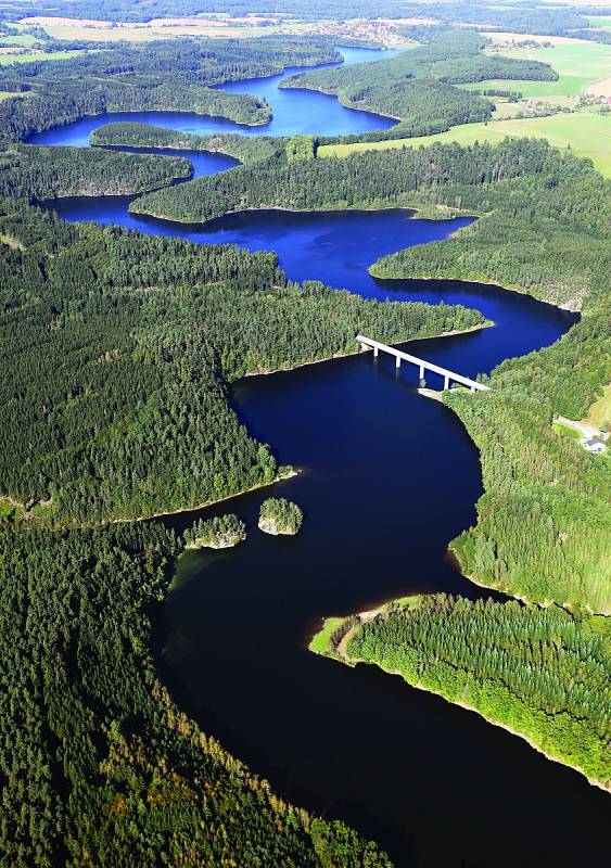 Letecký pohled na přehradní jezero Římov v jižních Čechách. Od napuštění v roce 1979 je nádrž využívána jako důležitý zdroj pitné vody.
