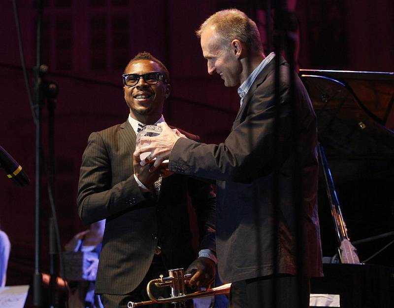 Roy Hargrove Quintet uzavřel v neděli večer 25. července 5. ročník Bohemia Jazzfestu, největšího českého jazzového festivalu, který postupně zakotvil na sedmi náměstích