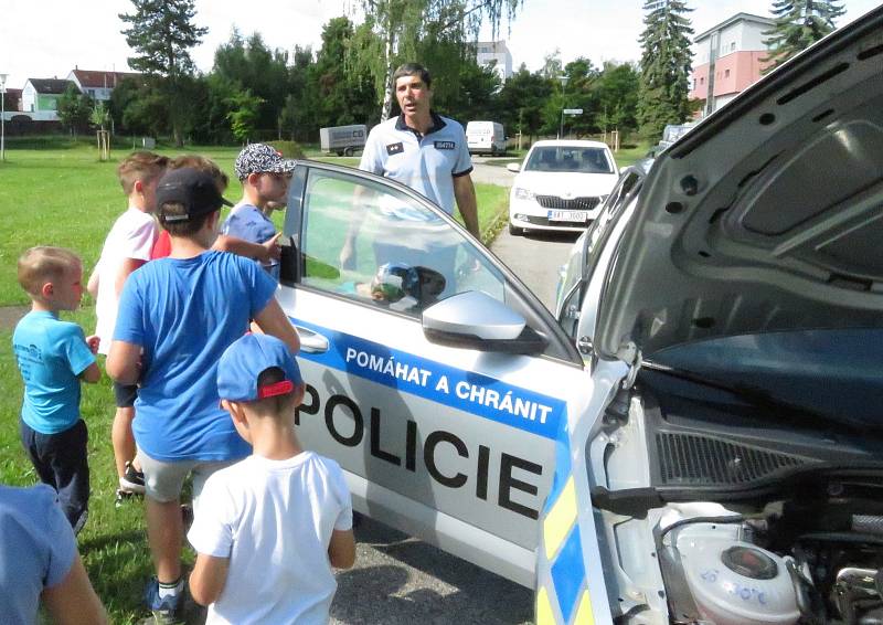 Policejní mluvčí Milan Bajcura na příměstském táboře v Českých Budějovicích nechal děti nahlédnout do policejního automobilu a vyzkoušet si mohly také brýle navozující opilost a vliv omamných a psychotropních látek.