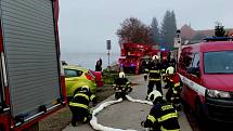 V řece v Týně nad Vltavou skončilo v úterý 8. listopadu 2022 osobní auto. Potopenou fabii museli vyprostit hasiči.
