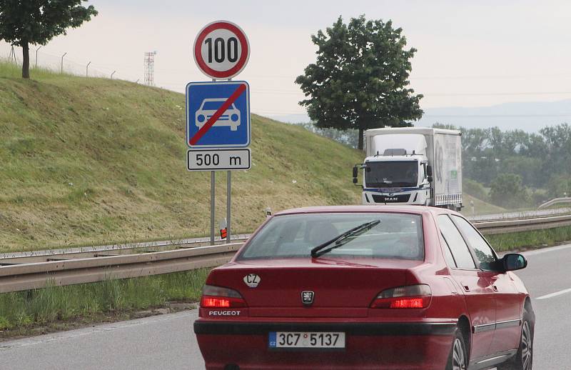 Řidiči budou smět od Českých Budějovic ujíždět směrem na Lišov rychleji, a to až 110 kilometrů za hodinu.