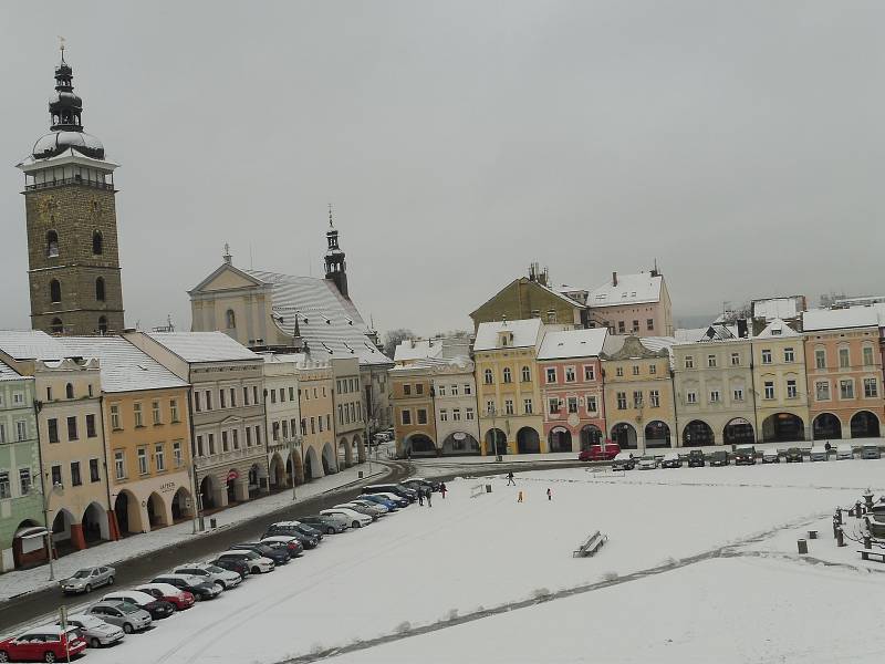 České Budějovice se v noci na neděli 3. února pokryly sněhem.