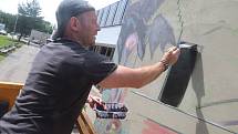 Štěpán Molín zahájil malbu a graffiti na boční straně českobudějovické sportovní hale.