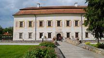 Kratochvíle je renesanční zámek 2 km severozápadně od města Netolice. Byla využívána jako lovecké letní sídlo.