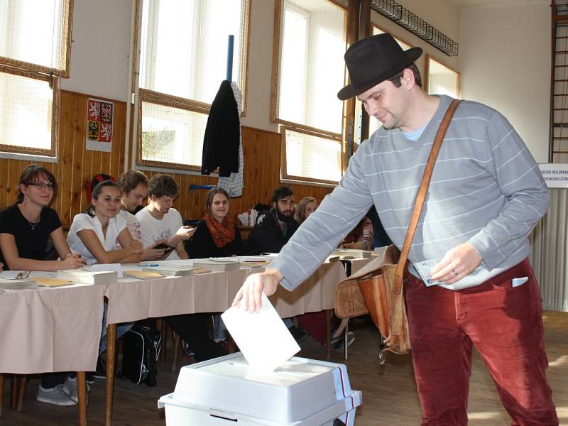 Krátce po 14. hodině odvolil v českobudějovické Štítného ulici Jan Pala. "Pro mě to byla jasná volba," poznamenal k obsahu obálky, kterou vhodil do urny.