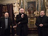 Při vernisáži na Popeleční středu  zachycen uprostřed autor Michal Škoda, vlevo  stojí kněz Tomáš Halík a vpravo kurátor Norbert Schmidt.