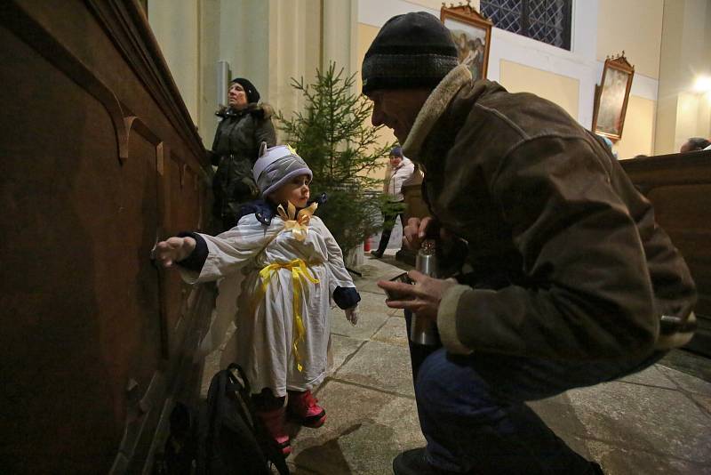 Na Hluboké žijí samí andělé. Alespoň tak to vypadalo v sobotu v podvečer. V průvodu do kostela vyrazily tři stovky andílků s lucerničkami v doprovodu svých rodičů.