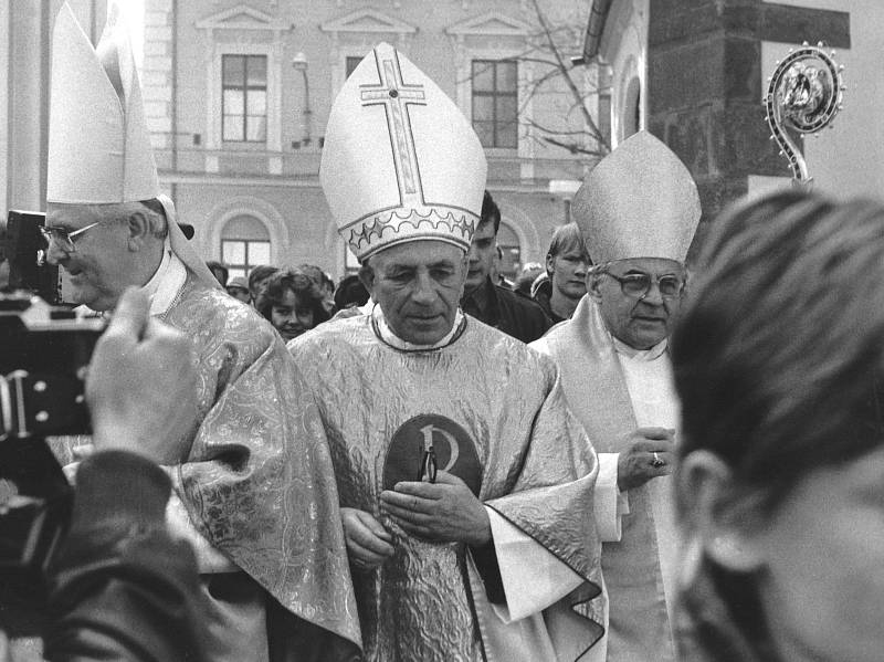 Dosud nikde nezveřejněné fotografie z biskupského svěcení v Českých Budějovicích dne 31. 3. 1990 s Miloslavem Vlkem.