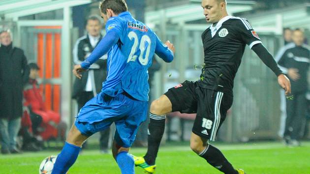 Jakuba Horu v zápase Dynama s Baníkem (1:0) atakuje Oldřich Byrtus.