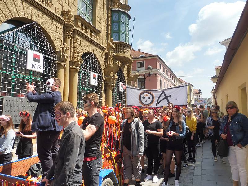 Budějovický majáles vyvrcholil v pátek 24. května tradičním průvodem městem. Studenti ze 17 škol prošli ulicemi centra v maskách. Dav mířil na Sokolský ostrov, kde program pokračoval volbou Krále majálesu. Navečer se zde tradičně koná hudební program.