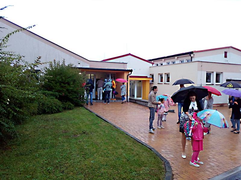 Také v Dubném na Českobudějovicku 1. září 2020 zamířili děti a rodiče do školy.