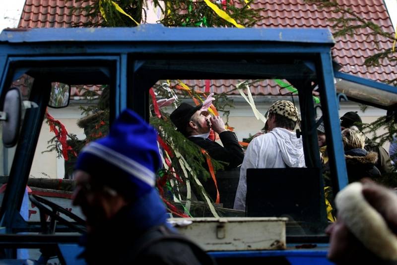  Hlavatce stojí na zastávce tradičního maškarního průvodu ve SKalici a okolí. Letošní 41. ročník byl podle organizátorů první maškarní po konci světa.