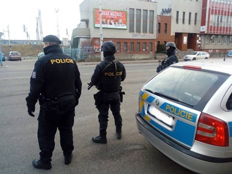 Kvůli konfliktu dvou řidičů na Písecku je na nohou jihočeská policie. Na snímku jsou ozbrojenci v budějovické nádražní ulici.
