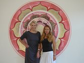 Miroslava Hadáčková (vlevo) a Veronika Plátová (vpravo) organizují první ročník jógové charitativní akce, z níž veškerý výtěžek půjde na českobudějovické Centrum Bazalka.