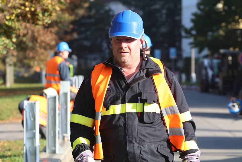 Cvičení zaměřené na stavbu protipovodňové stěny na Vltavě v Českých Budějovicích.