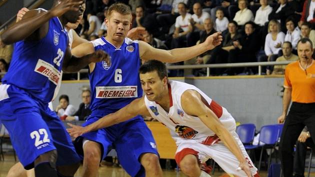 NOVÁ KRIZE? Jindřichohradeckým basketbalistům se přestalo dařit a nezabírá ani domácí prostředí. Na snímku se snaží projít přes obranu USK Praha, tvořenou Menem a Šotnarem,  domácí rozehrávač Matěj Venta.                                