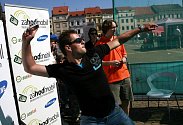 Mistrovství České republiky v hodu mobilním telefonem bylo součástí akce, která se včera uskutečnila na českobudějovickém náměstí. Lidé se tu také mohli dozvědět, kolik vyhodí každý rok odpadu a jak jej co nejlépe třídit.