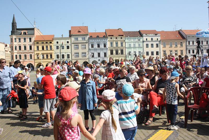 Na náměstí v Českých Budějovicích vystupují děti z místních ZUŠek.