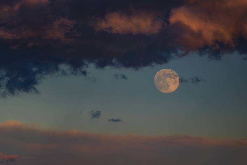 Největší úplněk v tomto roce se zachytit nepovedlo kvůli zamračené obloze. O den dřív vyfotil měsíc Lukáš Gallo.