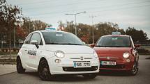 V Autoškole pro holky Michaely Votrubové se jezdí "Knedlíčkem", což je Fiat 500. Vyzkoušet si ale lze i jízdu "s  automatem" nebo s velkým Jeepem.