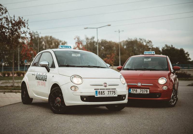 V Autoškole pro holky Michaely Votrubové se jezdí "Knedlíčkem", což je Fiat 500. Vyzkoušet si ale lze i jízdu "s  automatem" nebo s velkým Jeepem.