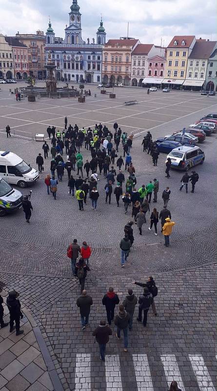 Před nedělním zápasem fotbalové Fortuna: ligy dohlíželi na fanoušky hostů z Bohemians policisté.