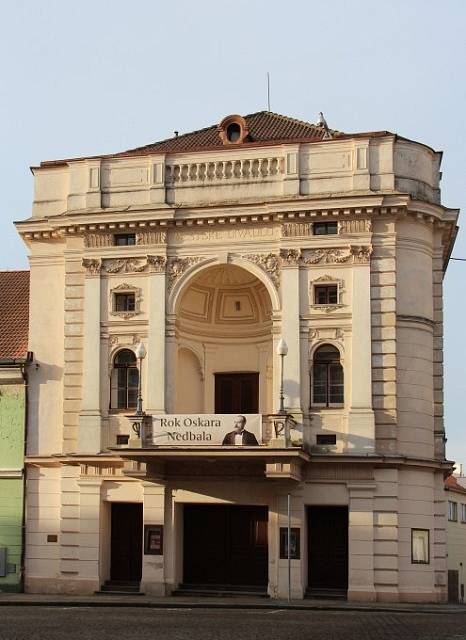 Překrásná čelní fasáda táborského Divadla Oskara Nedbala a jeho historický sál lákají filmaře už desetiletí.  Stropní fresku kolem lustru odkryli technici při seriálu Největší z Pierotů.